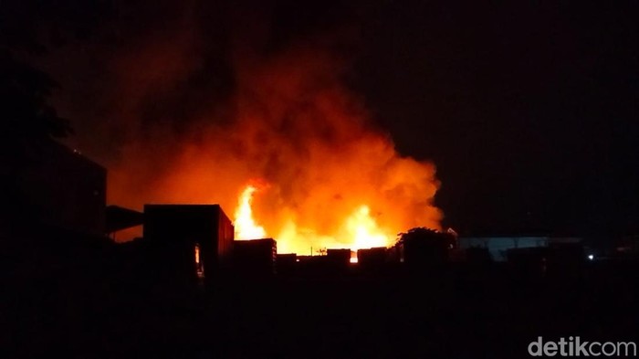 Dahsyatnya kebakaran gudang tiner di Kalianak 55, Surabaya.