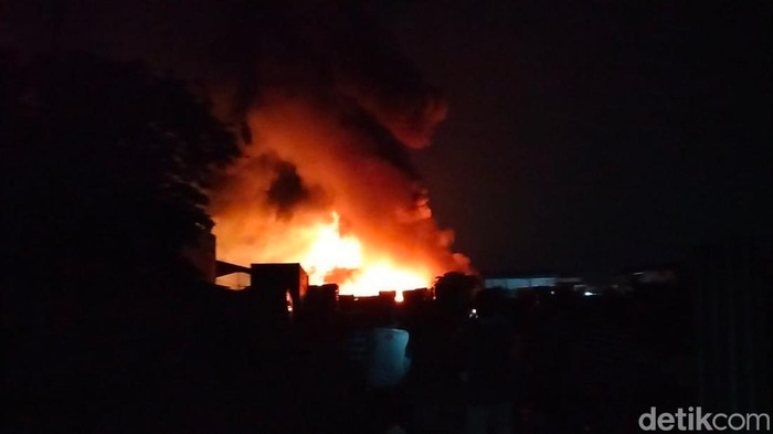 Dahsyatnya kebakaran gudang tiner di Kalianak 55, Surabaya.