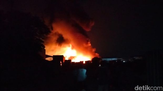 Dahsyatnya kebakaran gudang tiner di Kalianak 55, Surabaya.