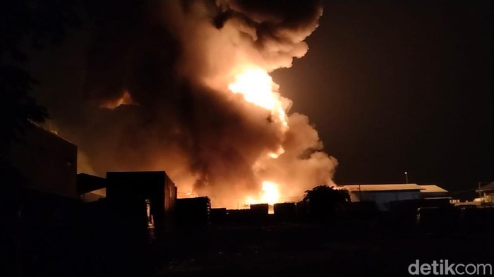 Dahsyatnya kebakaran gudang tiner di Kalianak 55, Surabaya.