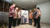 PT DCI Indonesia Tbk (DCI) bersinergi dengan Salim Group. Mereka meresmikan fasilitas pusat data tepi atau edge data center E1 di Ariobimo Sentral, Jakarta Selatan.