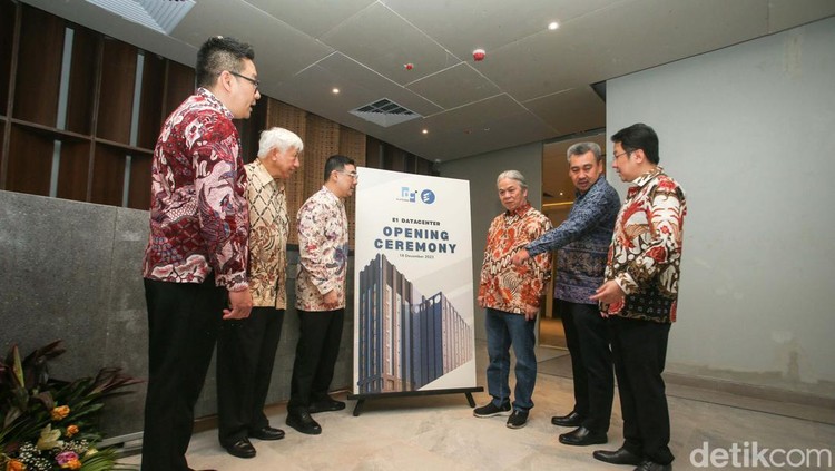 DCI Indonesia-Salim Group Bangun Pusat Data Tier IV Pertama di Tengah Kota Jakarta PT DCI Indonesia Tbk (DCI) bersinergi dengan Salim Group. Mereka meresmikan fasilitas pusat data tepi atau edge data center E1 di Ariobimo Sentral, Jakarta Selatan.
