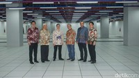 PT DCI Indonesia Tbk (DCI) bersinergi dengan Salim Group. Mereka meresmikan fasilitas pusat data tepi atau edge data center E1 di Ariobimo Sentral, Jakarta Selatan.