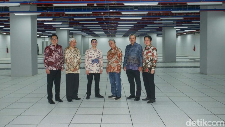 PT DCI Indonesia Tbk (DCI) bersinergi dengan Salim Group. Mereka meresmikan fasilitas pusat data tepi atau edge data center E1 di Ariobimo Sentral, Jakarta Selatan.