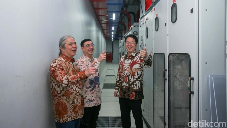 PT DCI Indonesia Tbk (DCI) bersinergi dengan Salim Group. Mereka meresmikan fasilitas pusat data tepi atau edge data center E1 di Ariobimo Sentral, Jakarta Selatan.