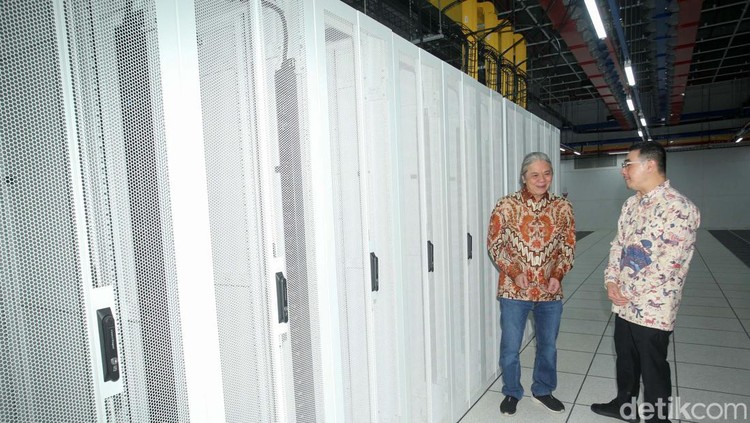 PT DCI Indonesia Tbk (DCI) bersinergi dengan Salim Group. Mereka meresmikan fasilitas pusat data tepi atau edge data center E1 di Ariobimo Sentral, Jakarta Selatan.