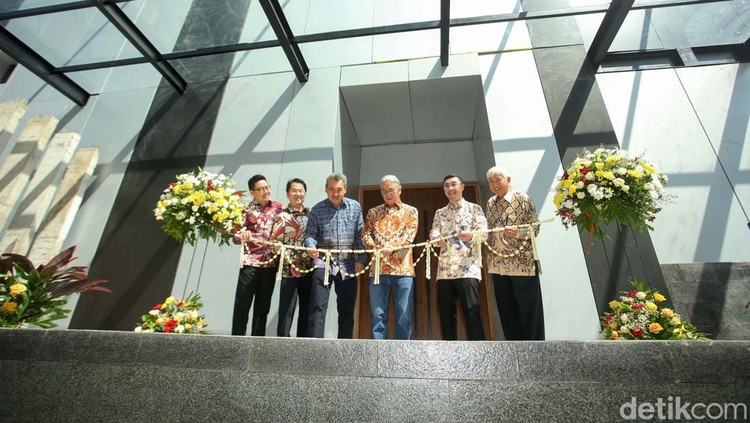 PT DCI Indonesia Tbk (DCI) bersinergi dengan Salim Group. Mereka meresmikan fasilitas pusat data tepi atau edge data center E1 di Ariobimo Sentral, Jakarta Selatan.