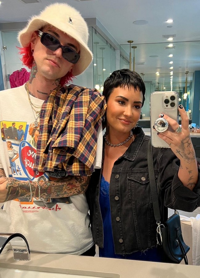 Bagi Demi Lovato, ini merupakan pengalaman keduanya dilamar kekasih. Sebelumnya, pelantun lagu ‘Heart Attack’ ini bertunangan dengan aktor Max Ehrich, namun hubungan mereka kandas, dua bulan setelahnya. Foto: Instagram/@ddlovato @jutesmusic