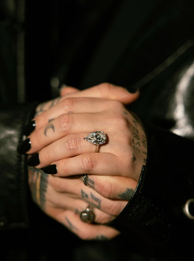 Demi Lovato dilamar dengan cincin solitaire berhias berlian bentuk pir. Foto: Instagram/@ddlovato