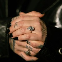 Demi Lovato dilamar dengan cincin solitaire berhias berlian bentuk pir. Foto: Instagram/@ddlovato