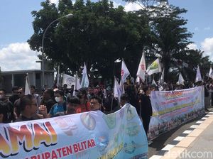Ribuan Atlet Kabupaten Blitar Geruduk Kantor Bupati Tagih Janji Uang Reward
