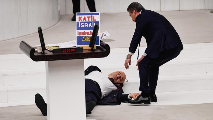 Detik-detik Pejabat Turki Meninggal Usai Pidato Kecam Israel Hasan Bitmez, 53, a Turkish lawmaker from the Islamist Saadet Partisi, or Felicity Party, collapses after speaking at the main chamber of the Turkish parliament in Ankara, Thursday, Dec.14, 2023. Bitmez died in a hospital on Thursday, days after he suffered a heart attack, and collapsed in parliament just after delivering a speech critical of Israel and of the ruling party's relationship with the country. (Selahattin Sonmez/Dia Images via AP)