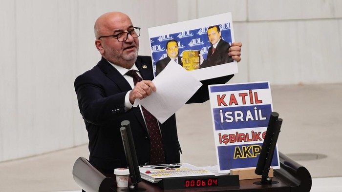 Detik-detik Pejabat Turki Meninggal Usai Pidato Kecam Israel Hasan Bitmez, 53, a Turkish lawmaker from the Islamist Saadet Partisi, or Felicity Party, collapses after speaking at the main chamber of the Turkish parliament in Ankara, Thursday, Dec.14, 2023. Bitmez died in a hospital on Thursday, days after he suffered a heart attack, and collapsed in parliament just after delivering a speech critical of Israel and of the ruling party's relationship with the country. (Selahattin Sonmez/Dia Images via AP)