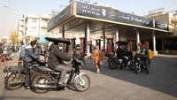 Gangguan ini dimulai Senin pagi dan sangat parah di Teheran, sehingga memaksa banyak pompa bensin beroperasi secara manual.  