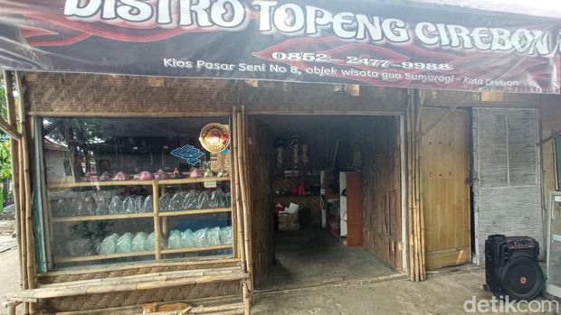 Distro Topeng Cirebon/(Foto: Ony Syahroni/detikJabar)