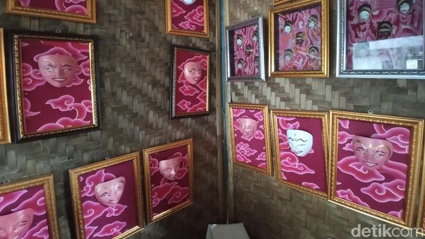 Distro Topeng Cirebon/(Foto: Ony Syahroni/detikJabar)