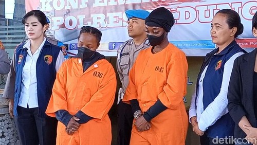 Andrea CW (kiri) dan Chansler A. Dua pelaku penganiayaan staf salon Ombre Nails Studio, Bali, dirilis di Polres Badung, Senin sore (18/12/2023).