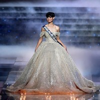 Kemenangan Eve Gilles yang mewakili Nord-Pas-de-Calais memang berbeda dari kebanyakan ratu kecantikan. Eva sendiri mengaku memotong rambutnya sangat pendek secara spontan dan tidak bermaksud untuk menarik perhatian.  Foto: ARNAUD FINISTRE / AFP