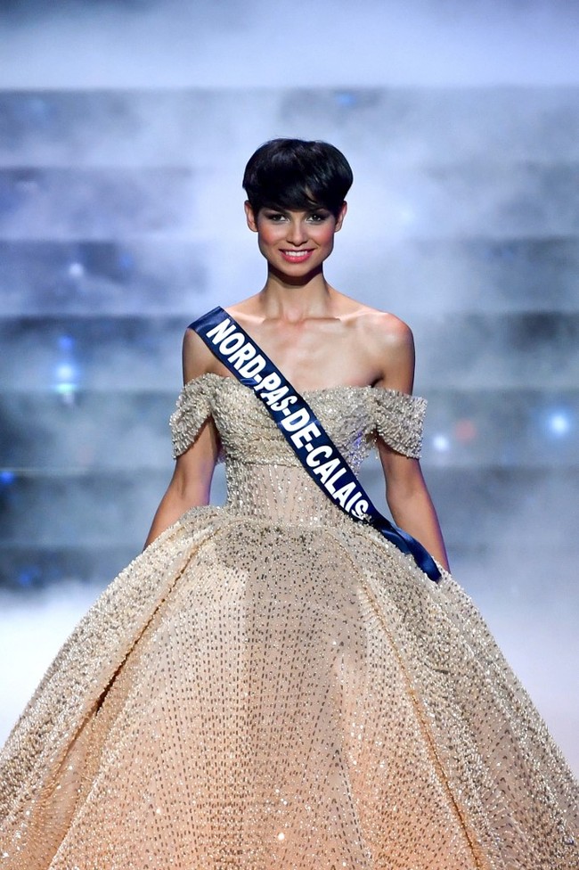 Dilaporkan Daily Mail, Eve berada di posisi ketiga dalam popularitas tapi para juri lah yang memberikannya nilai tinggi. Karena itu, banyak orang yang menilai bahwa mereka sengaja memilihnya karena penampilannya. Foto: ARNAUD FINISTRE / AFP