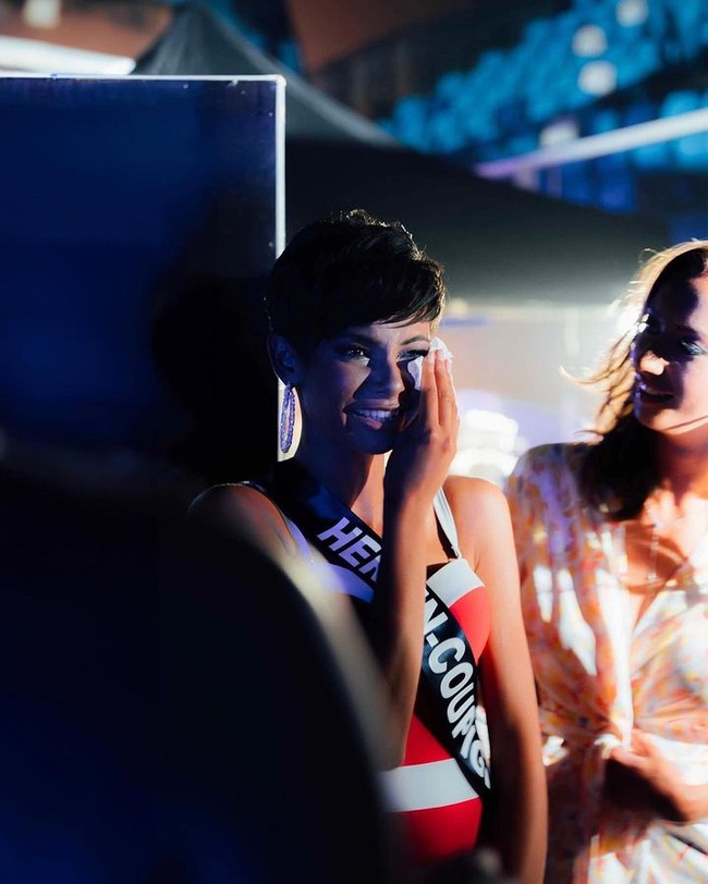 Aku ingin menunjukkan lewat partisipasiku bahwa kompetisi dan lingkungan berevolusi dan representasi wanita beragam. Menurutku, kecantikan bukan hanya tentang potongan rambut atau bentuk yang kamu punya atau tidak. Bagiku, lebih dari itu, tidak ada yang seharusnya mendiktemu atau membuat masuk ke boks. Aku ingin jadi wanita yang menginspirasi dan berani mendobrak aturan, kata Eve Gilles. Foto: Instagram