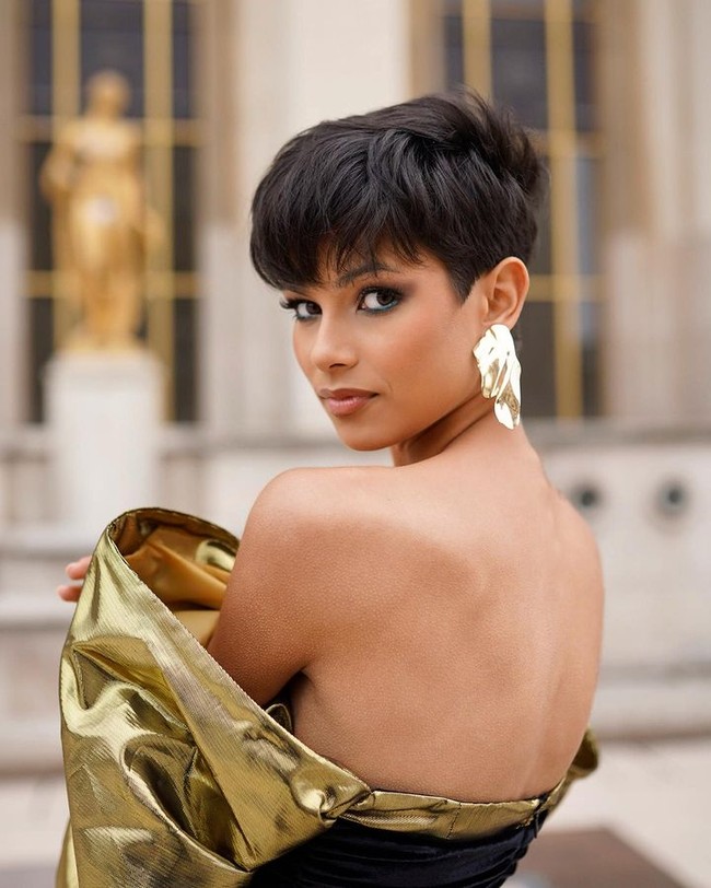 Di media sosial X, cukup banyak orang yang menulis komentar tentang Eve. Tak hanya soal rambut, ternyata bentuk tubuhnya juga jadi perdebatan. Miss Framce tidak lagi jadi kontes kecantikan tapi berdasarkan inklusifitas, Dia tidak terlihat seperti Miss France, Kita tidak peduli dengan potongan rambutnya tapi bentuk tubuhnya yang androgini juga pasti jadi alasan woke tulis netizen yang kontra. Foto: Instagram