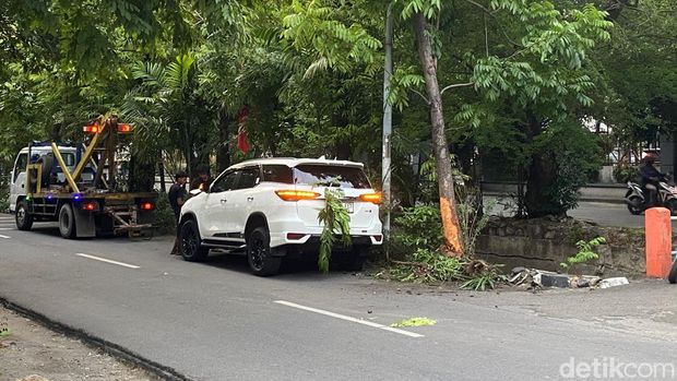 Fortuner putih menabrak pohon di Gayung Sari Surabaya.