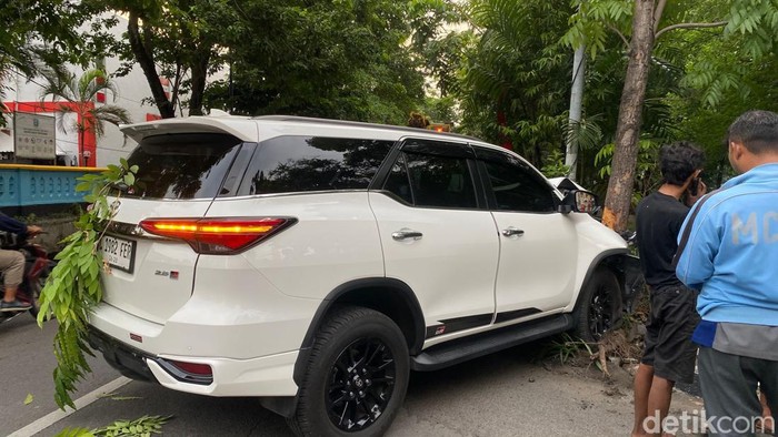 Fortuner putih menabrak pohon di Gayung Sari Surabaya.
