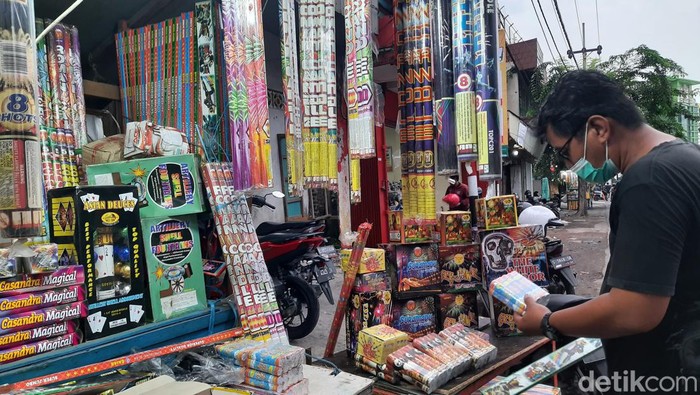 Foto dokumen. Pedagang petasan di Surabaya.