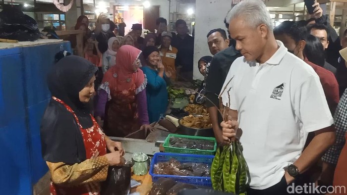 Capres nomor urut 3 Ganjar Pranowo saat mengunjungi pasar induk Wonosobo.
