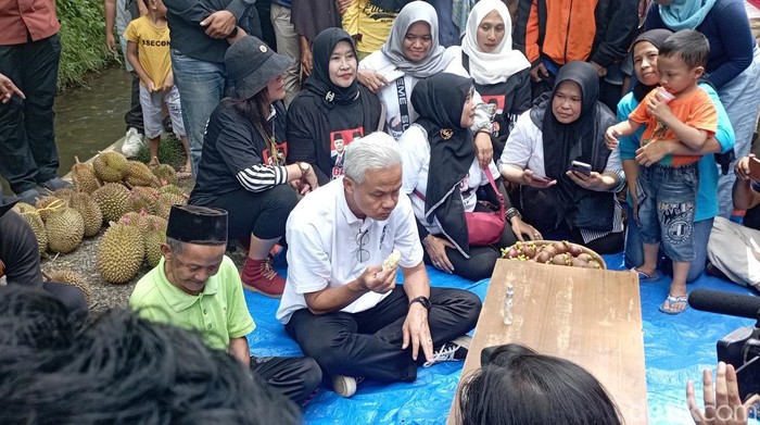 Saat calon presiden Ganjar Pranowo mencicipi durian Wonosobo.