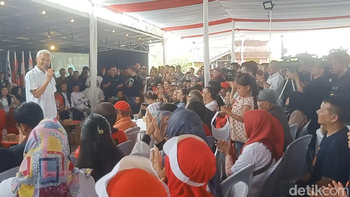 Ganjar Pranowo bertemu para pendukung dan relawannya di Wonosobo, Senin (18/12/2023).