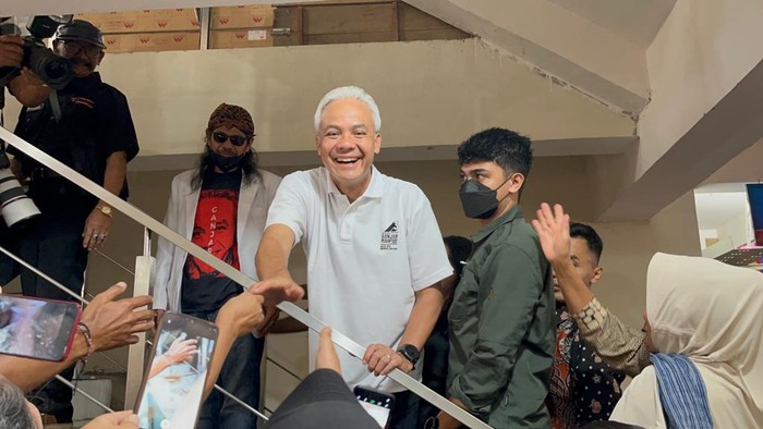 Ganjar Pranowo mengunjungi Pasar Induk Wonosobo, Jawa Tengah, Senin (18/12/2023).