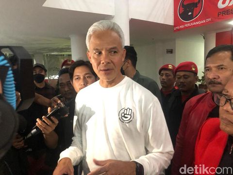 Ganjar Pranowo seusai acara konsolidasi dengan para caleg dari partai pengusungnya di kantor DPD PDIP DIY, Senin (18/12/2023) malam.