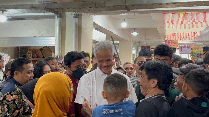 Ganjar Pranowo tertawa saat dipalak bocah yang ingin beli burung di Wonosobo (Anggi/detikcom)