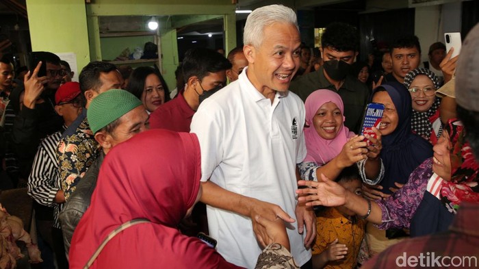 Capres nomor urut 3 Ganjar Pranowo mengunjungi Pasar Induk Wonosobo, Jawa Tengah, Senin (18/12/2023). Selain menyapa pedagang, Ganjar juga mengecek harga bahan pangan di pasar tersebut.