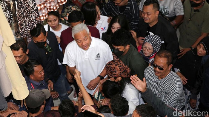 Capres nomor urut 3 Ganjar Pranowo mengunjungi Pasar Induk Wonosobo, Jawa Tengah, Senin (18/12/2023). Selain menyapa pedagang, Ganjar juga mengecek harga bahan pangan di pasar tersebut.