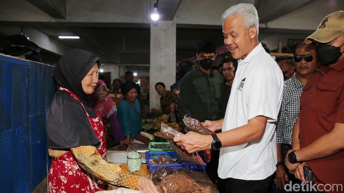 Capres nomor urut 3 Ganjar Pranowo mengunjungi Pasar Induk Wonosobo, Jawa Tengah, Senin (18/12/2023). Selain menyapa pedagang, Ganjar juga mengecek harga bahan pangan di pasar tersebut.