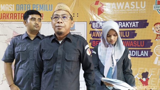 Gerindra Jaktim melaporkan perusakan alat peraga kampanye (APK) pasangan Prabowo-Gibran ke Bawaslu. Bawa sejumlah bukti. (Tina S/detikcom)