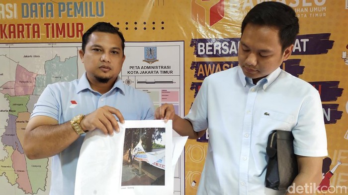 Gerindra Jaktim melaporkan perusakan alat peraga kampanye (APK) pasangan Prabowo-Gibran ke Bawaslu. Bawa sejumlah bukti. (Tina S/detikcom)