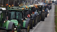 Para petani membajak Kota Berlin sebagai bentuk protes terhadap pemotongan subsidi pajak kendaraan.