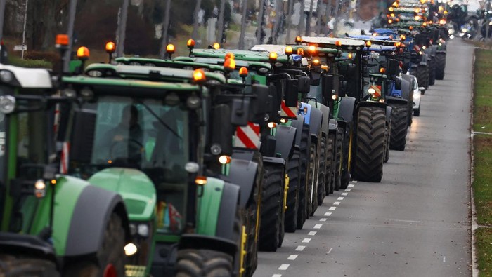 Tractors are parked near the Brandenburg Gate, as German farmers take part in a protest against the cut of vehicle tax subsidies, in Berlin, Germany, December 18, 2023. REUTERS/Christian Mang