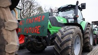 Beberapa traktor terlihat tampil mengenakan atribut berupa poster yang terbuat dari kayu.
