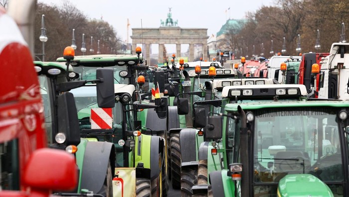 Tractors are parked near the Brandenburg Gate, as German farmers take part in a protest against the cut of vehicle tax subsidies, in Berlin, Germany, December 18, 2023. REUTERS/Christian Mang