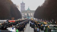 Ini penampakan ratusan traktor yang berbaris di dekat Gerbang Brandenburg, Berlin, Jerman, Senin (18/12/2023) saat melukan aksi protes.