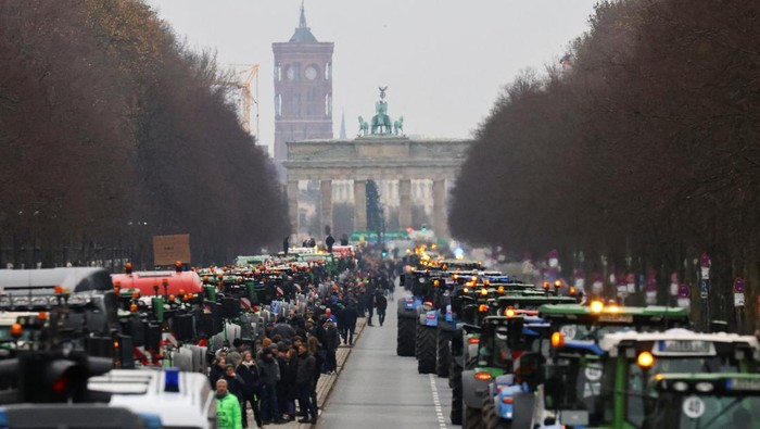 GERMANY-BUDGET/FARMERS-PROTEST Tractors are parked near the Brandenburg Gate, as German farmers take part in a protest against the cut of vehicle tax subsidies, in Berlin, Germany, December 18, 2023. REUTERS/Christian Mang