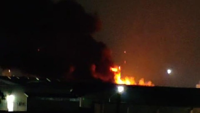 Gudang tiner di Kalianak 55 Surabaya terbakar hebat.