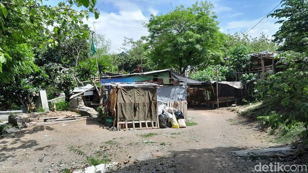 Hunian warga di kawasan Permakaman Tionghoa, Bong Mojo, Kecamatan Jebres, Rabu (13/12/2023).