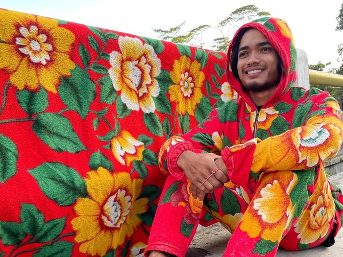 Ide kreatif Khoirul Anam membuat setelan outfit dari selimut, viral di media sosial