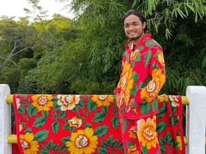 Viral Bikin Ngakak, Pria Magelang Bikin Baju Hangat dari Selimut Sejuta Umat