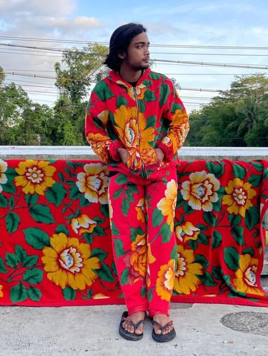 Ide kreatif Khoirul Anam membuat setelan outfit dari selimut, viral di media sosial